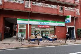 コンビニ　ファミリーマート小石川ゆたて坂店（コンビニ）まで743m