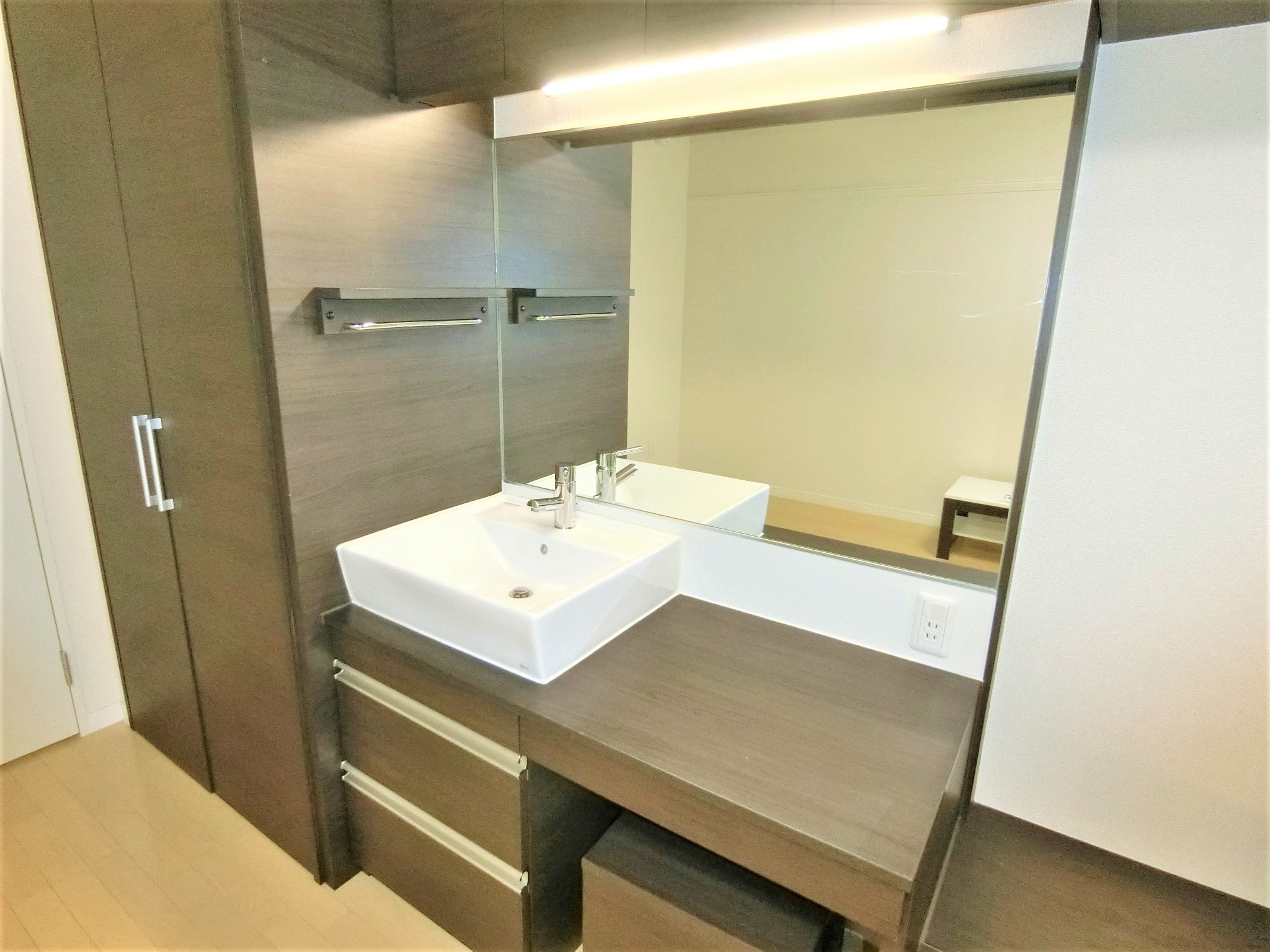 洗面設備　女性には嬉しいイス付のドレサーを完備です☆