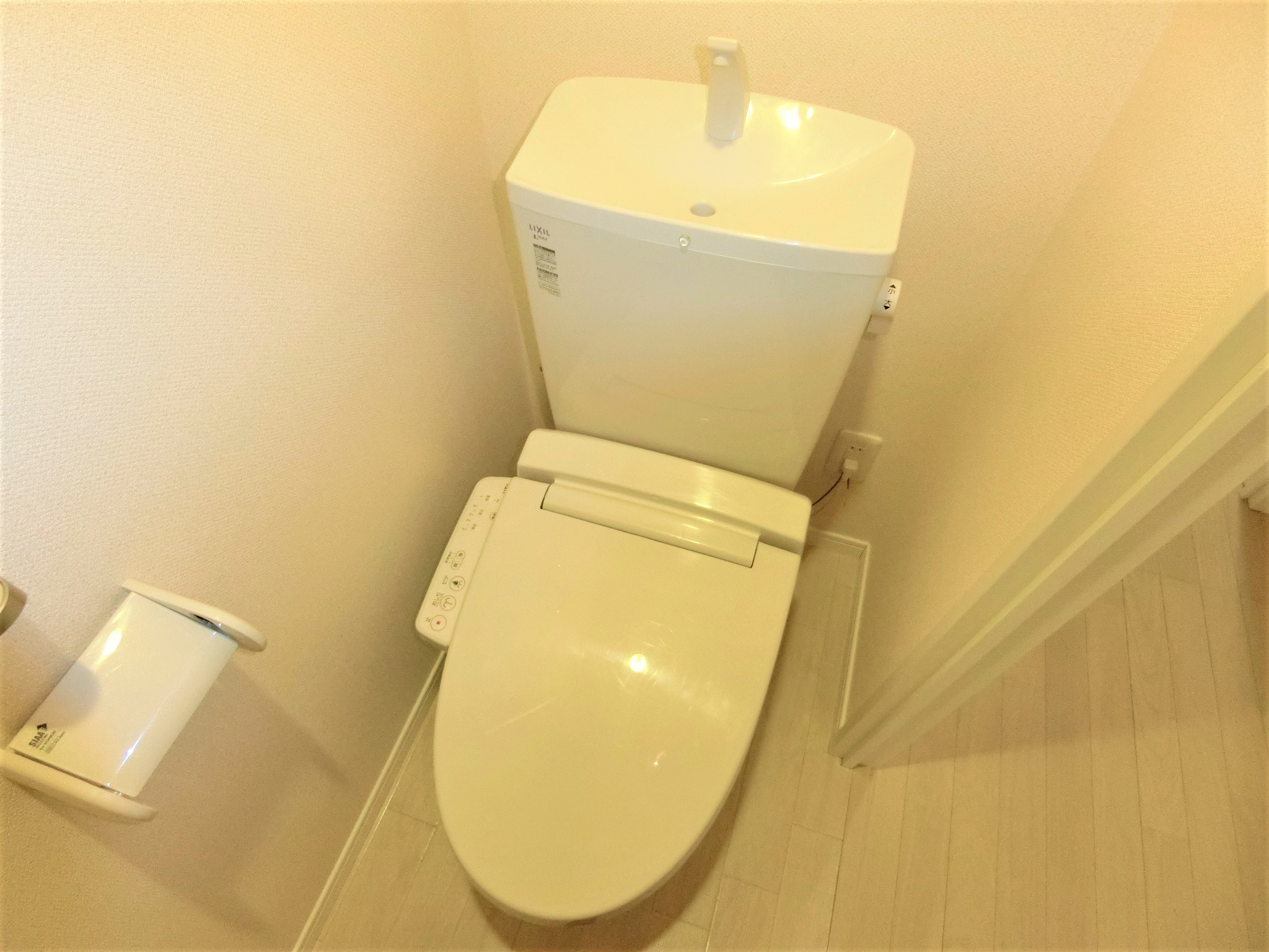 トイレ　温水洗浄機付のトイレです☆