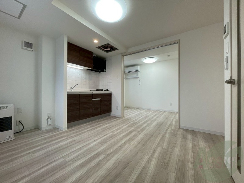 居室・リビング　フローリングや壁の色がお洒落な印象のリビングです。