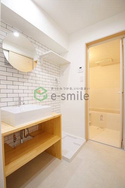 洗面設備　明るい洗面所です