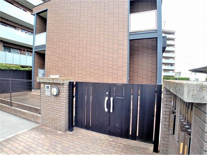 エントランス　オートロックゲート付き。