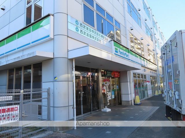 コンビニ　ファミリーマート西武東長崎駅前店（コンビニ）まで889m