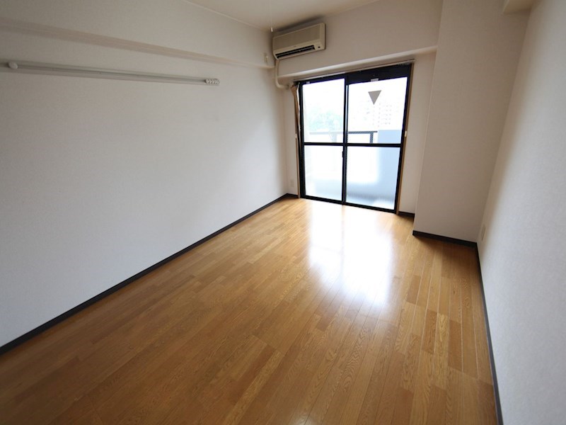 バルコニー　洋室8帖　エアコン完備　バルコニー