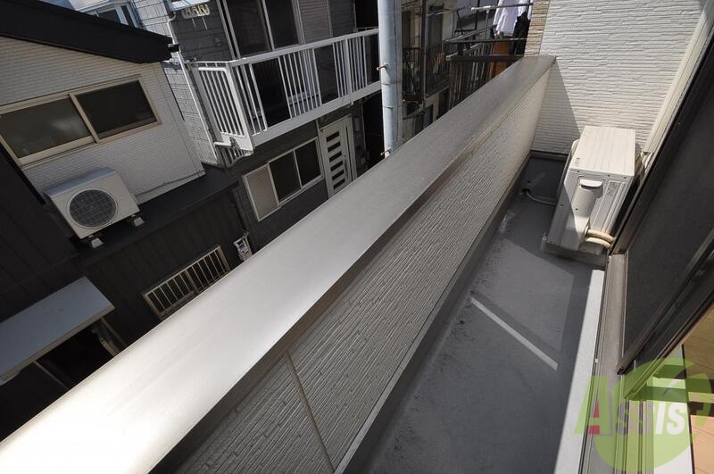 バルコニー　一人分の洗濯ものを干すにはちょうどいいスペースです