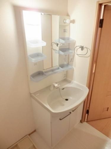 洗面設備　嬉しい独立洗面台。