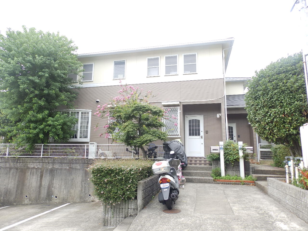 建物外観　駐車場あり