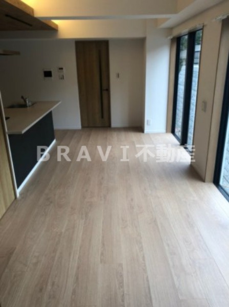 居室・リビング　【BRAVE天満橋京町】窓が大きく明るいリビングです