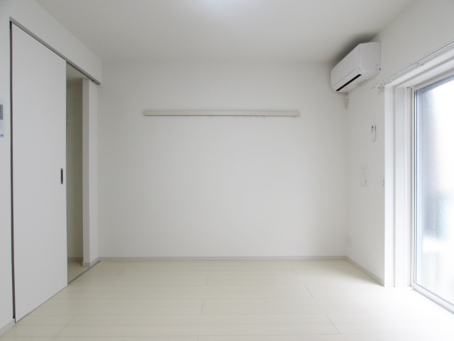 その他部屋・スペース　落ち着いた色調の寝室です