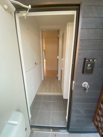 玄関　※同タイプの写真となります。