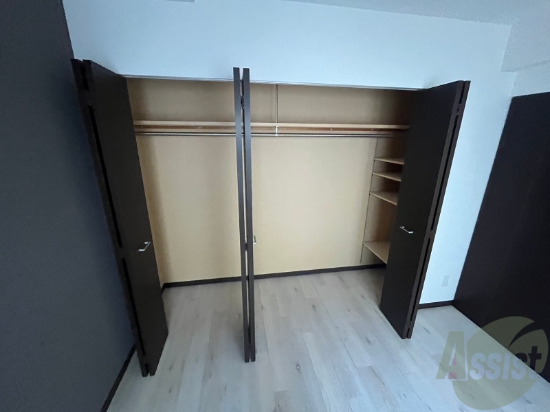 収納　こちらの収納にはハンガーをかけて服もしまえますね。