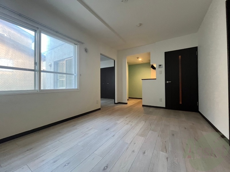 居室・リビング　リビングです。窓が大きくて明るいですね！