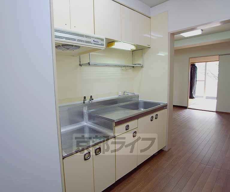 キッチン　大人数の食事だって料理しやすいキッチンですよ