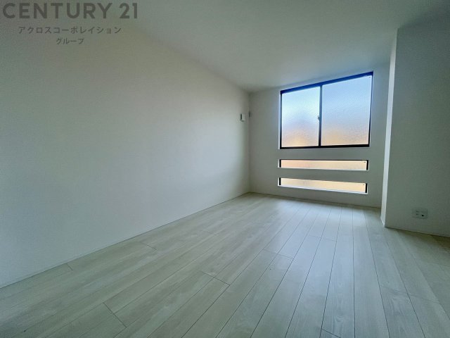 居室・リビング　床色が明るい色合いで、とてもきれいです。