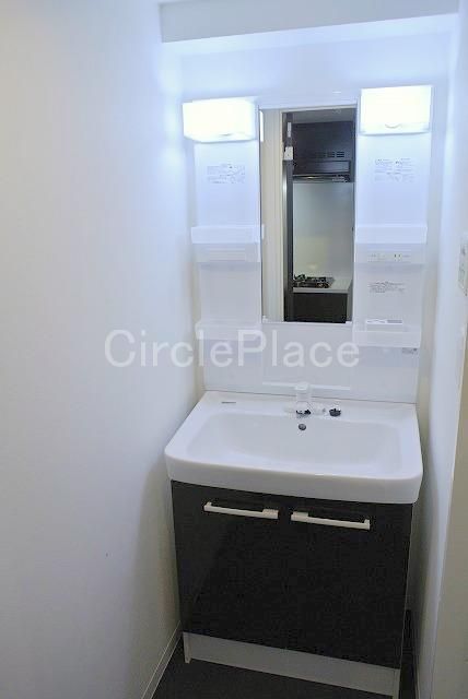 洗面設備　スタイリッシュな洗面台