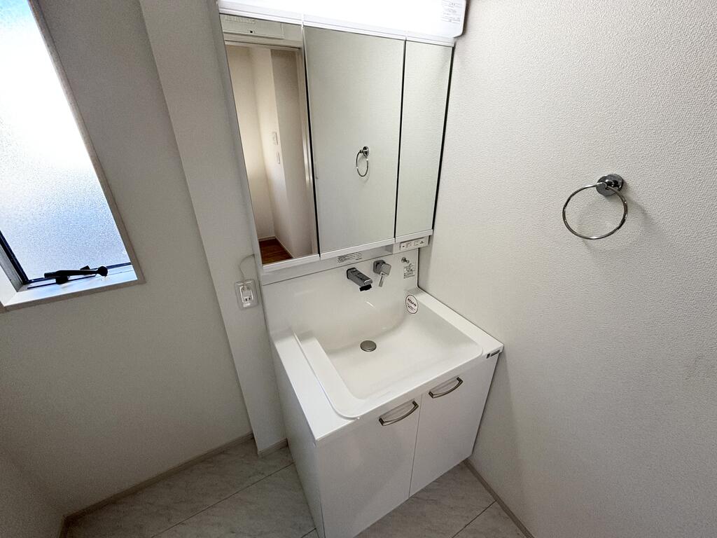 洗面設備　忙しい朝に便利なシャワー付き洗面化粧台