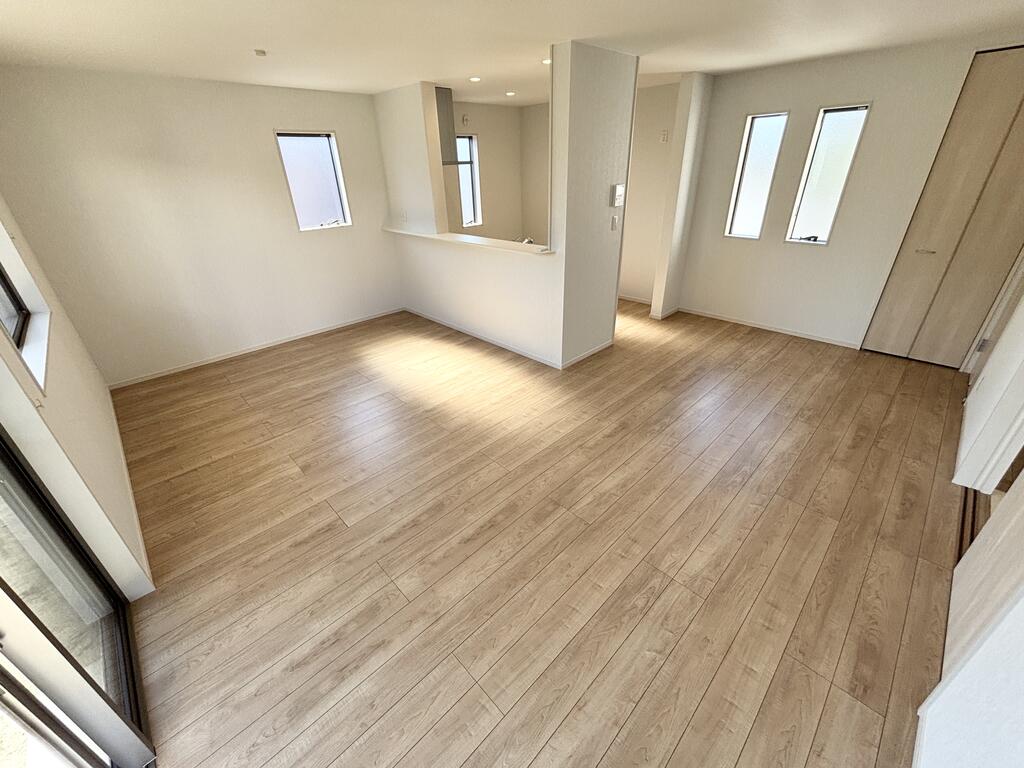 居室・リビング　南向きで明るいＬＤＫ１８．４帖