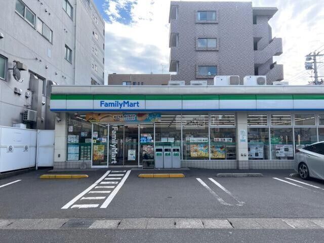 コンビニ　ファミリーマート荒田二丁目店（コンビニ）まで163m