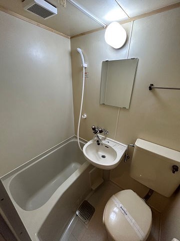 バス・シャワールーム　コンパクトで使いやすいお風呂です