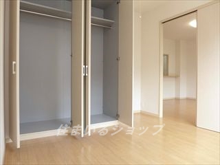 収納　ミラー付きクローゼット