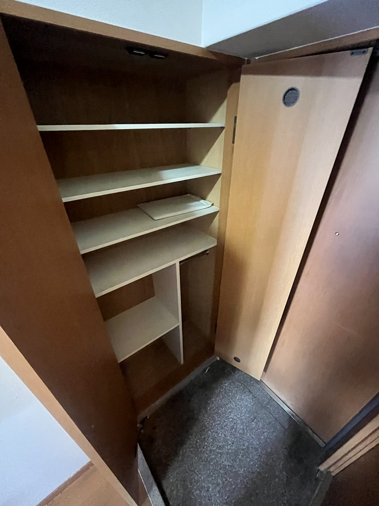 玄関　高さのあるシューズＢＯＸです。