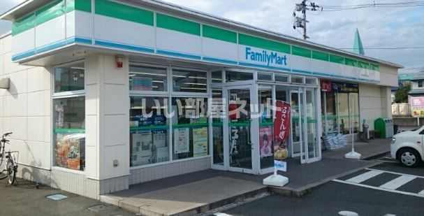 コンビニ　ファミリーマート中央三丁目店（コンビニ）まで933m