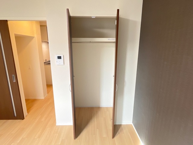収納　掲載写真は同型の左右反転の部屋を掲載しております。実際のお写
