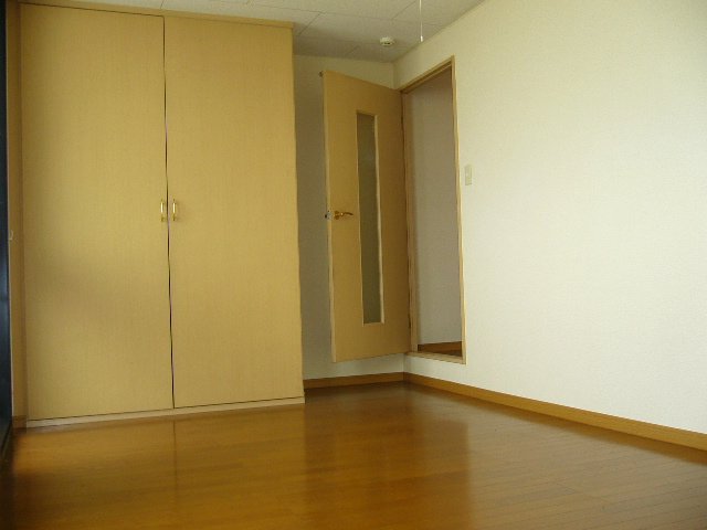 居室・リビング　閑静な住宅地の中にあります。収納スペースもしっかりあります☆