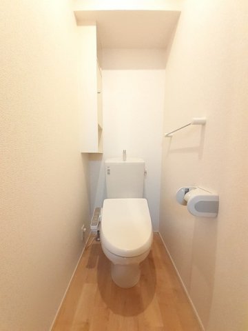 トイレ　落ち着いた色調のトイレです