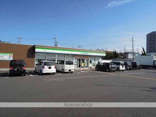 コンビニ　ファミリーマート（コンビニ）まで863m