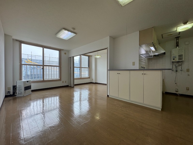 居室・リビング　広くてキレイなお部屋が広がっていて、充実した生活が送れそう。