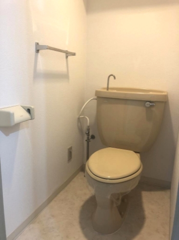 トイレ　同建物内の別のお部屋の画像になります