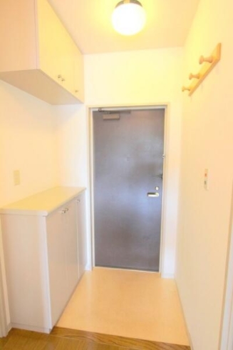玄関　同建物内の別のお部屋の画像になります
