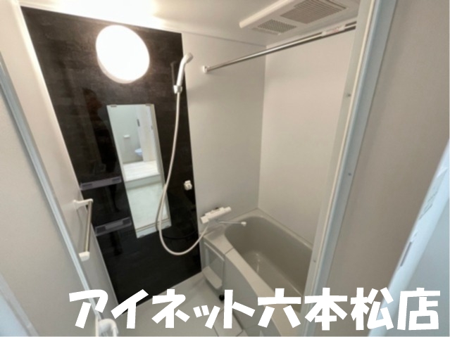 バス・シャワールーム　一日の疲れを流しましょう。