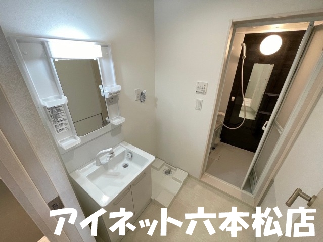 洗面設備　朝の支度はこちらでどうぞ。