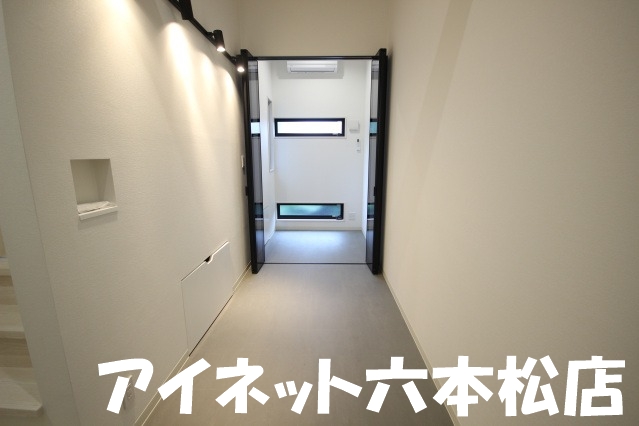 玄関　玄関はインナーラウンジで広々としています。