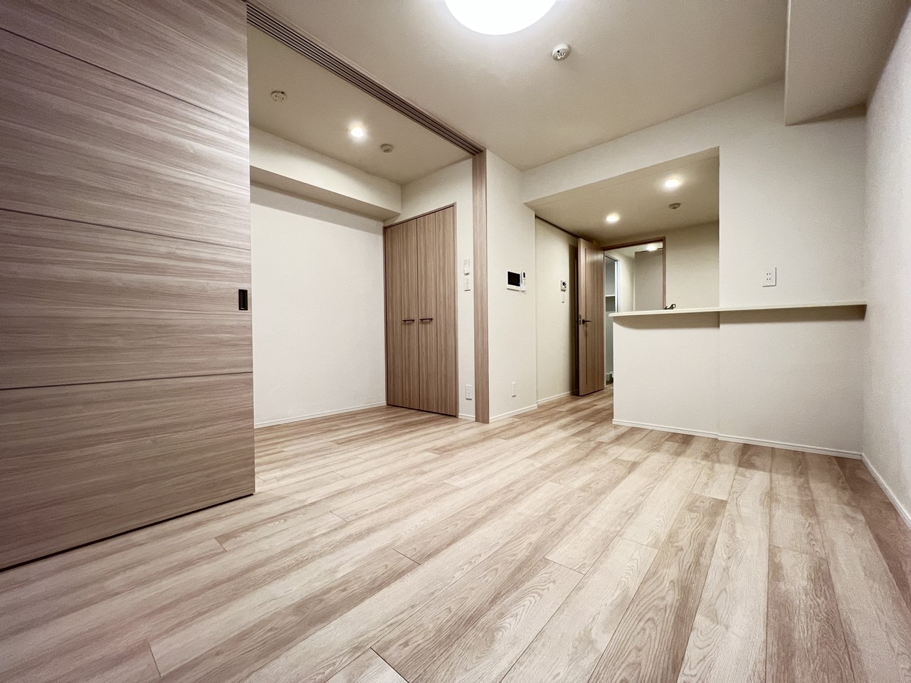 居室・リビング　*同物件、別部屋の写真です