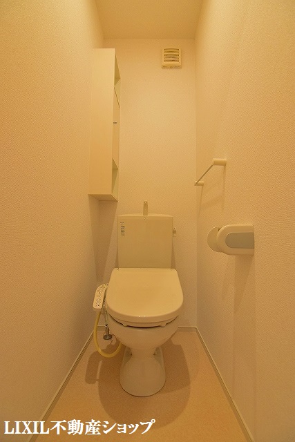 トイレ　収納のある温水洗浄便座付のトイレです。