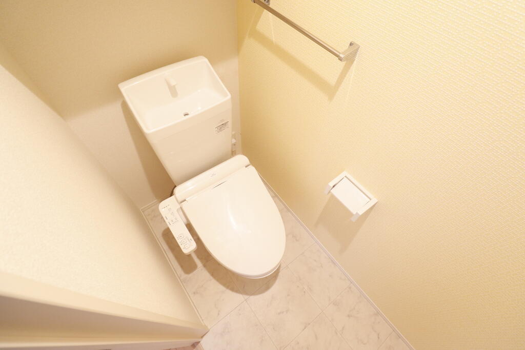 トイレ　温水洗浄便暖房座付きトイレです♪