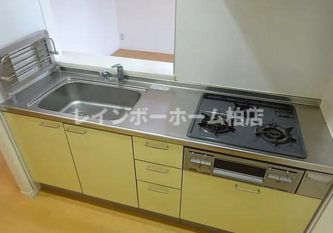 キッチン　３口ガスコンロです