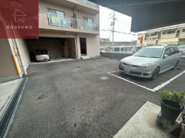 駐車場　駐車場があるので、車を買う予定の方も安心です