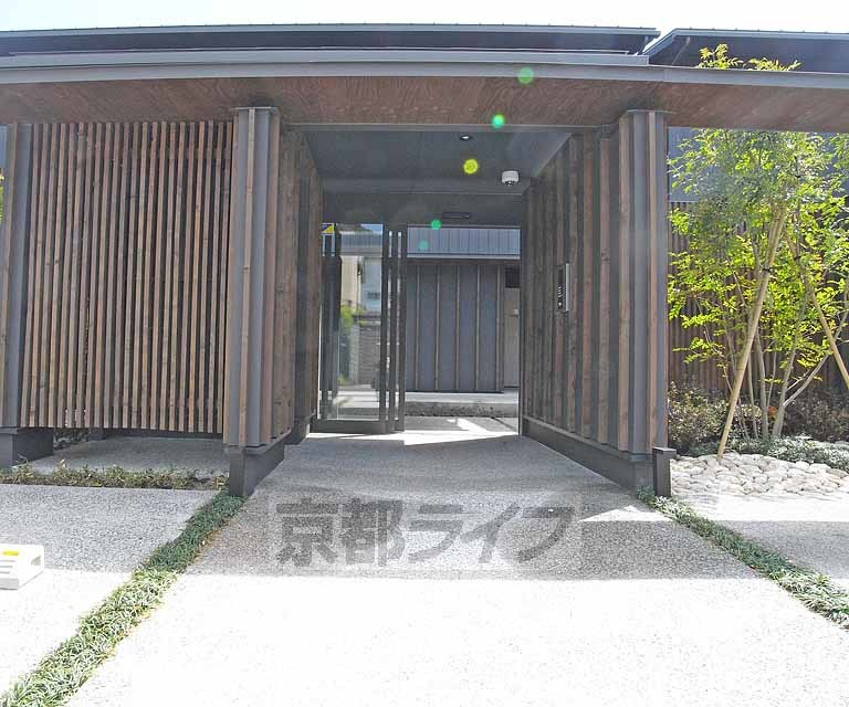 その他共有部分　シックな色合いな入り口ですね。