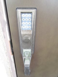 玄関　暗証番号行デジタロック