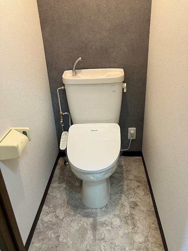 トイレ　シャワートイレ付いています。