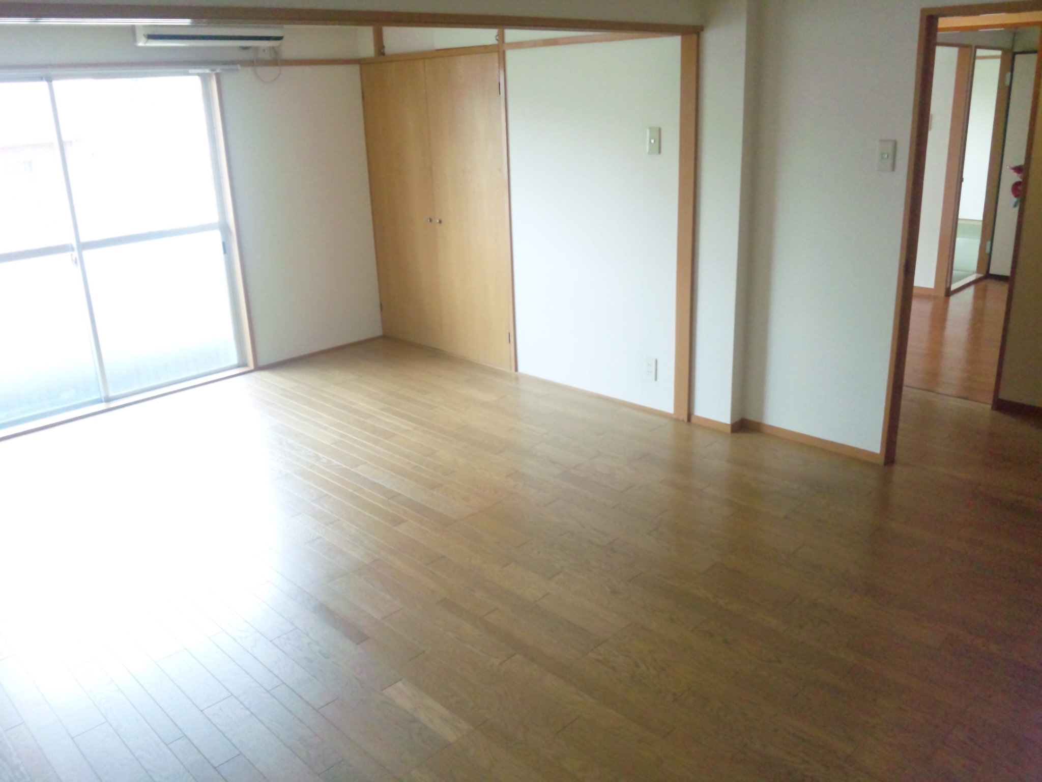 居室・リビング　明るいリビング