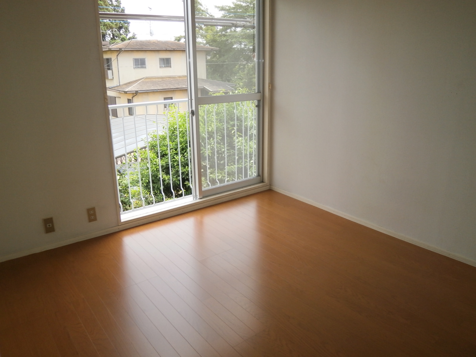 居室・リビング　目の前に建物がないので、日差しで明るいです。