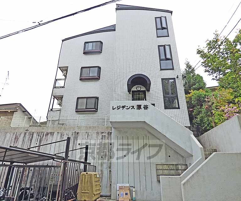 京都市北区大北山原谷乾町のマンションの建物外観