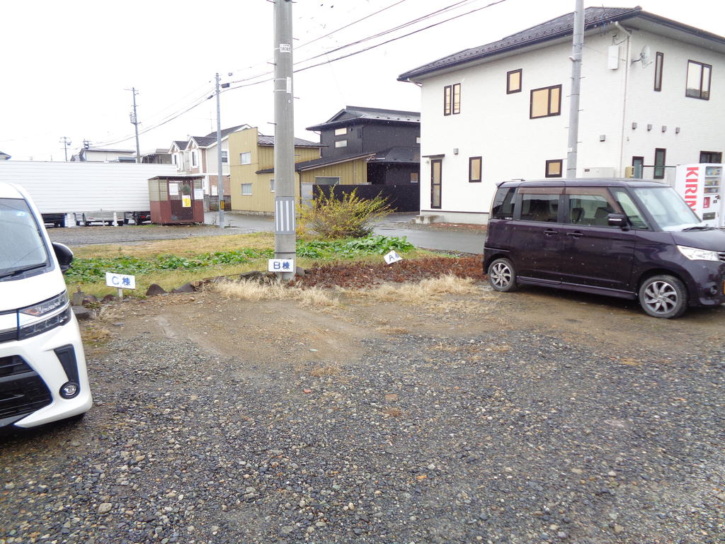 【高伸住宅の駐車場】