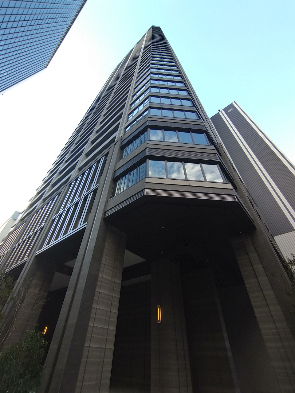 大阪市中央区南本町のマンションの建物外観