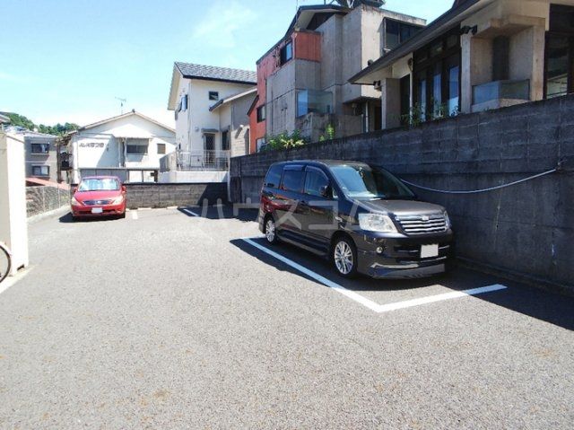 【静岡市清水区草薙のアパートの駐車場】